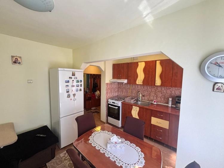 Apartament cu 3 camere semidecomandat, mobilat în Calea Moldovei