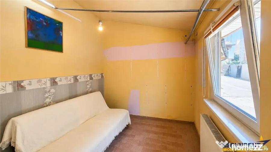 Casă cu 7 camere cu Teren 413 Mp în Florilor