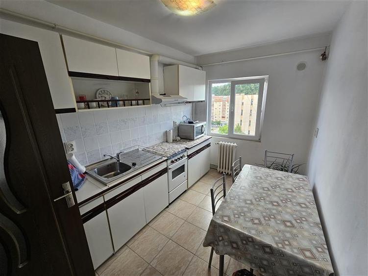 Apartament cu 3 camere semidecomandat în Micro III
