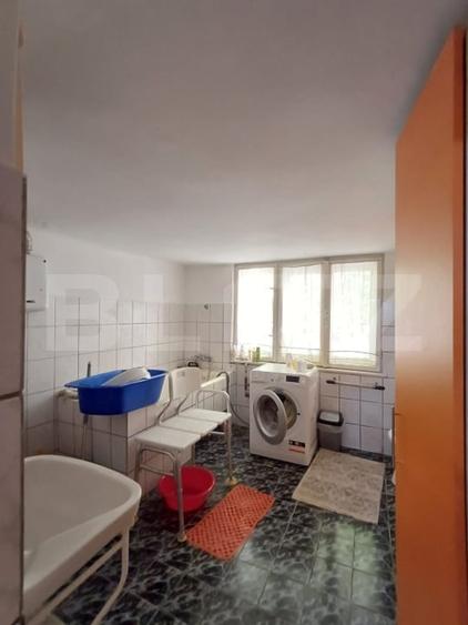 Casă individuală cu 7 camere cu Canalizare în Nord-Vest