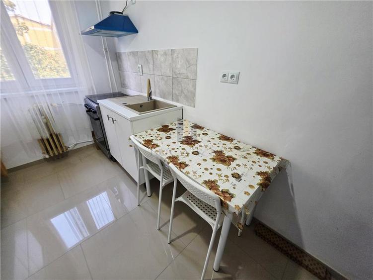 Apartament cu 3 camere decomandat în P-ța Doina