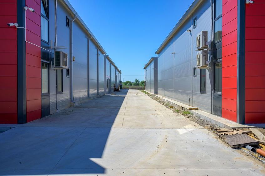 Spațiu industrial, de 1,100 mp, în Est