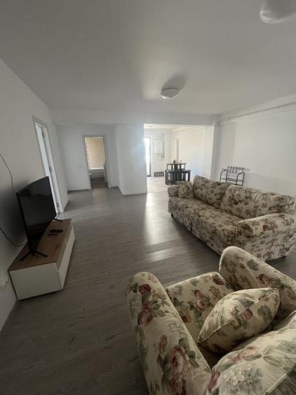 Apartament cu 3 camere decomandat în Exterior Vest