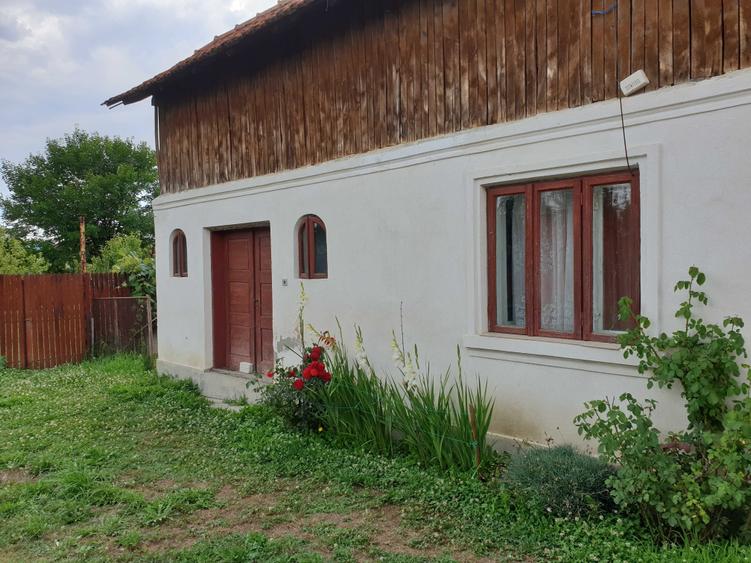 Casă cu 4 camere în Stâlpeni