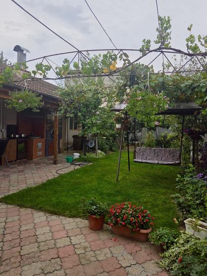 Casă cu 4 camere semidecomandat în Bârzești