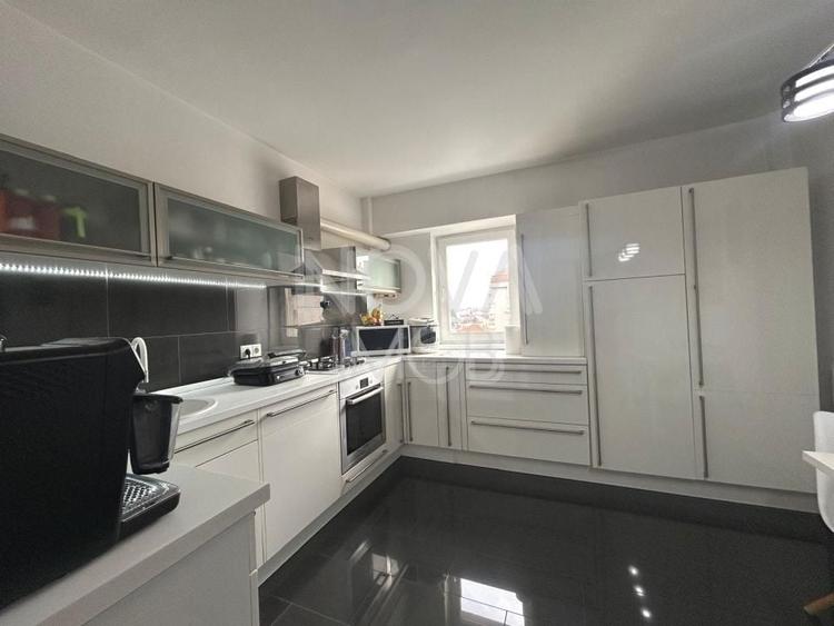 Apartament cu 3 camere semidecomandat în Turnișor