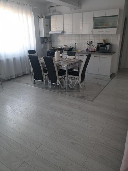 Apartament cu 3 camere semidecomandat, mobilat în Florești — fotografia 1