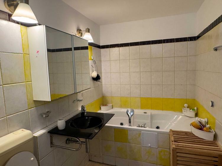 Apartament cu 3 camere decomandat, mobilat în Sălaj