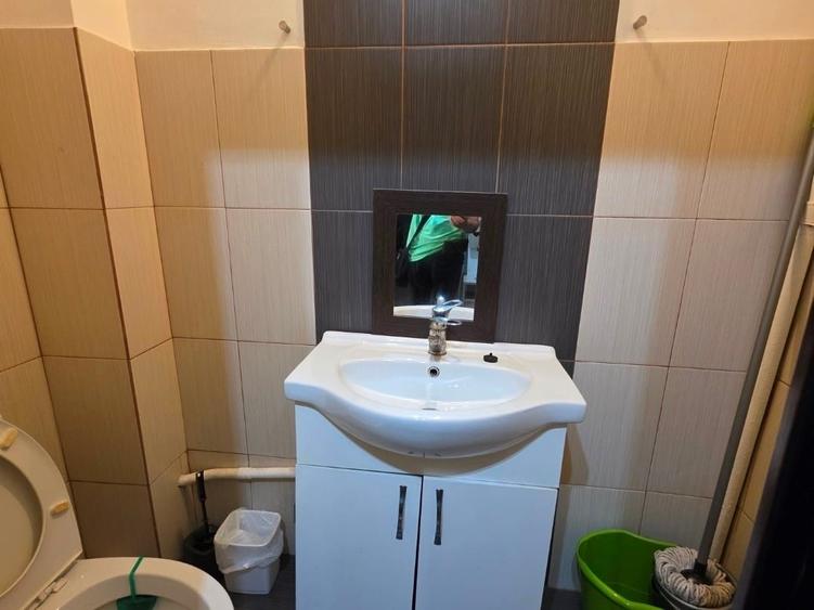 Apartament cu 3 camere semidecomandat în Berceni
