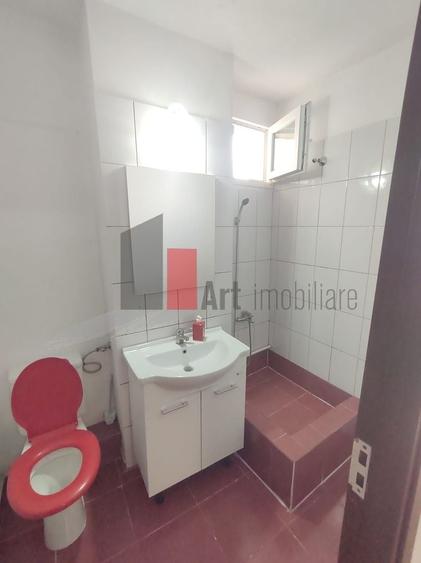 Apartament cu 3 camere semidecomandat în Alexandru Obregia