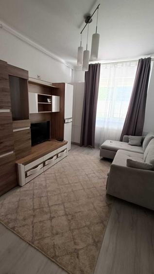 Garsonieră decomandată în Roșu