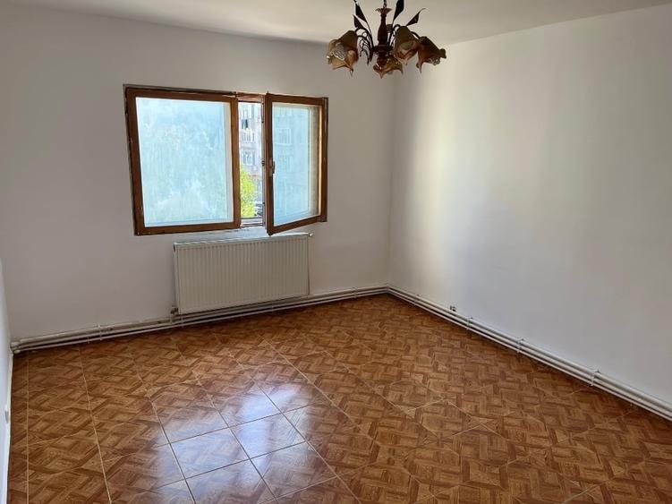 Apartament cu 4 camere decomandat în CET