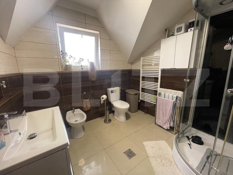 Casă individuală cu 6 camere cu Canalizare în Est