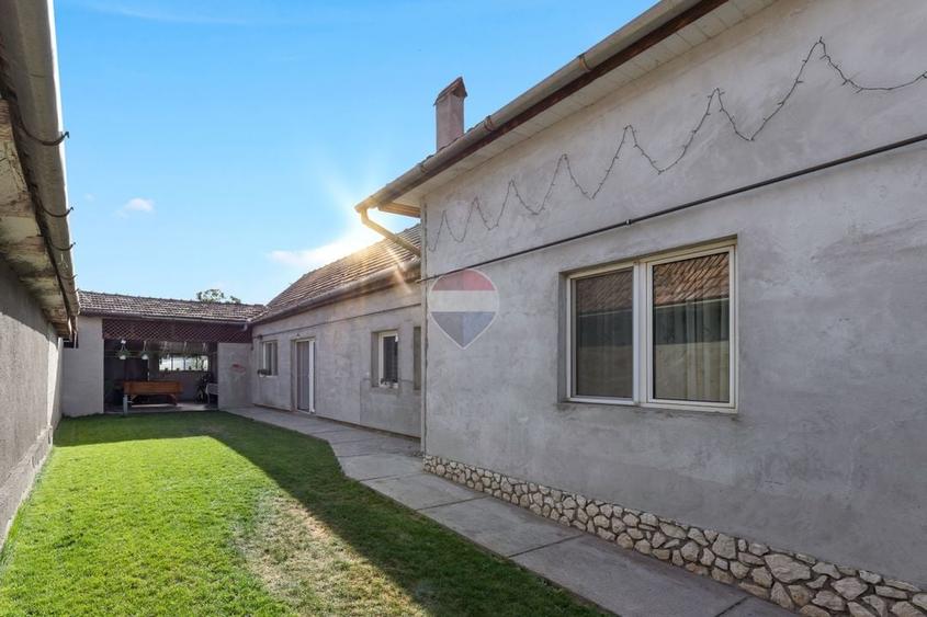 Casă individuală cu 4 camere cu Teren 550 Mp în Central