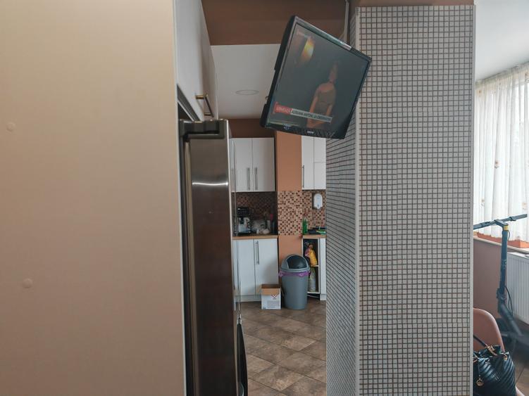 Apartament cu 3 camere semidecomandat în Gemenii