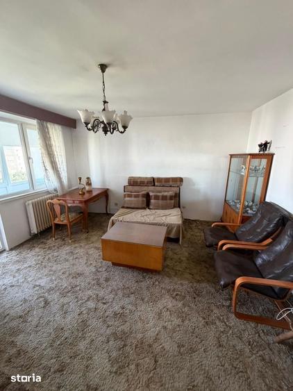 Apartament cu 3 camere semidecomandat, mobilat în Tineretului