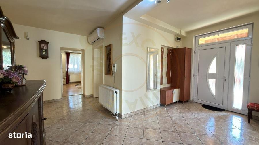 Casă cu 4 camere decomandat în Central
