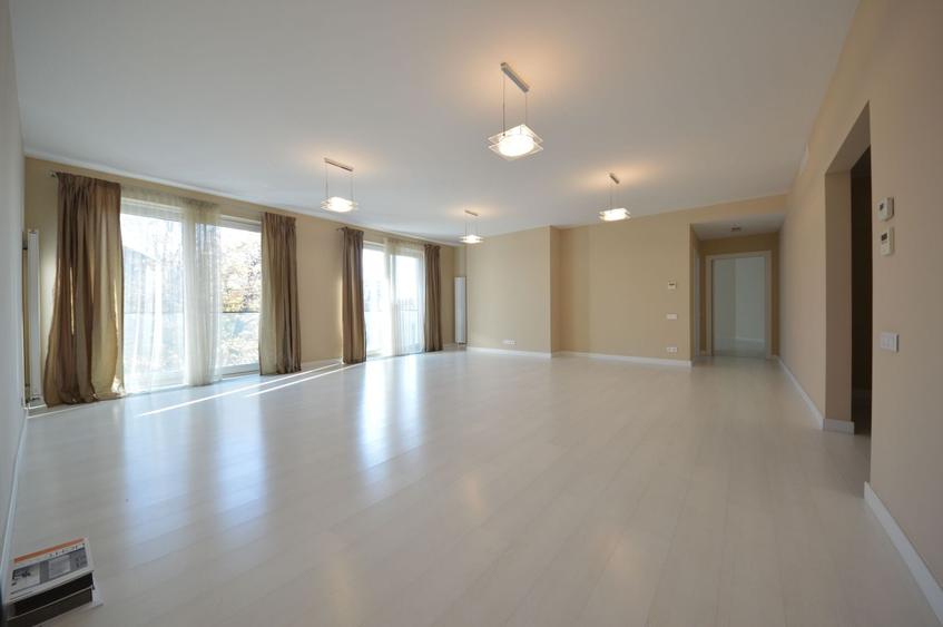 Apartament cu 4 camere decomandat, mobilat în Capitale