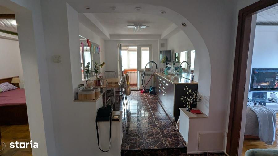 Apartament cu 4 camere semidecomandat, mobilat în Apărătorii Patriei