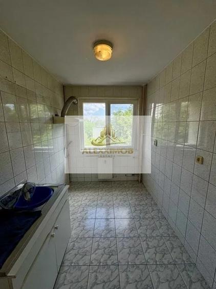 Apartament cu 3 camere semidecomandat în Alexandru Obregia