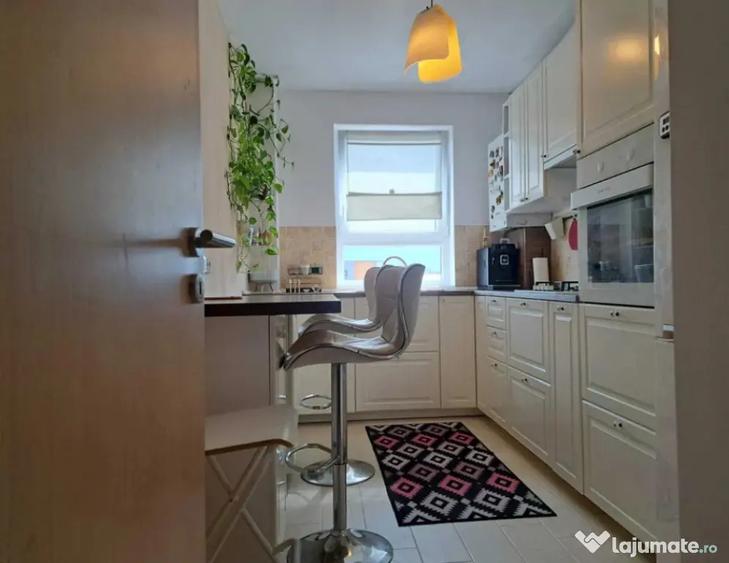 Apartament cu 3 camere decomandat, mobilat în Tractorul