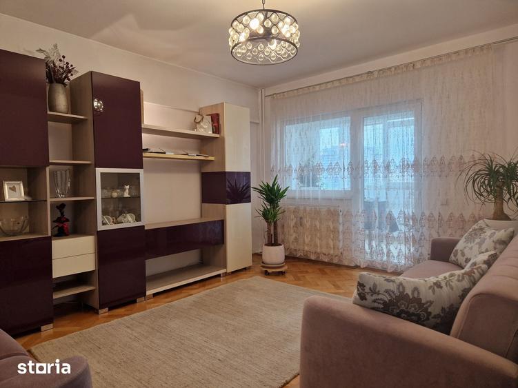 Apartament cu 3 camere decomandat în Republicii
