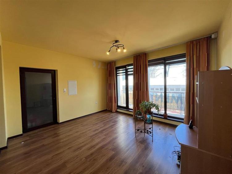 Casă individuală cu 9 camere cu Teren 183 Mp în Central