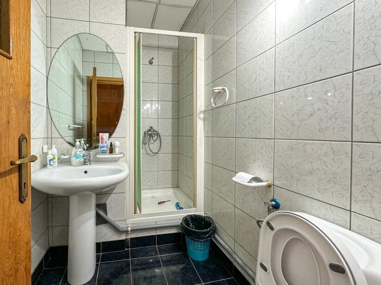 Apartament cu 6 camere semidecomandat în Primăverii