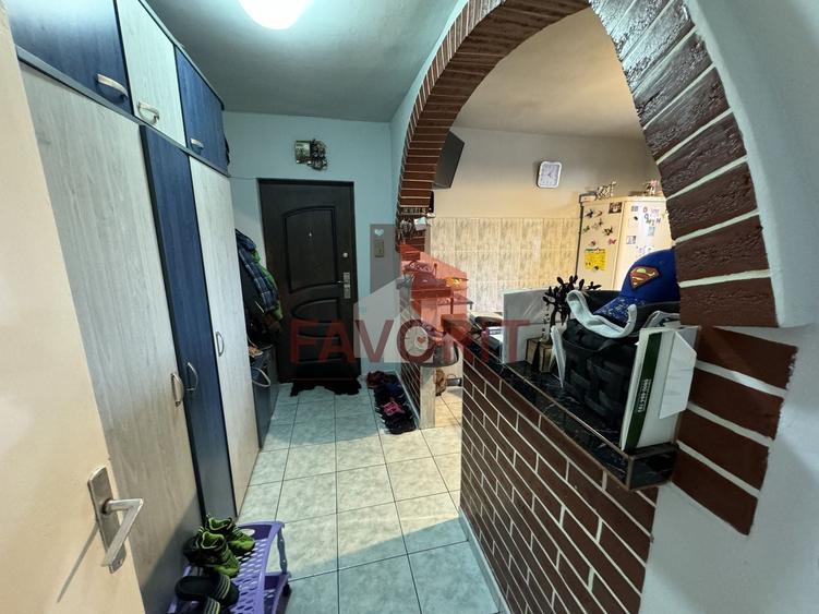 Apartament cu 3 camere semidecomandat, mobilat în Circumvalațiunii