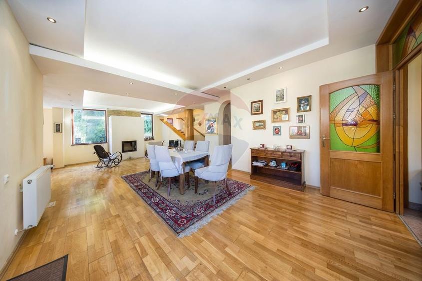 Casă individuală cu 8 camere cu Teren 2992 Mp în Moieciu