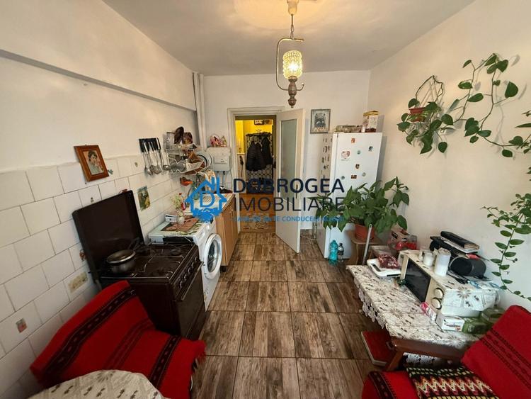 Apartament cu 3 camere decomandat în Păcii