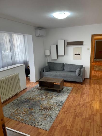 Apartament cu 3 camere semidecomandat în Circumvalațiunii