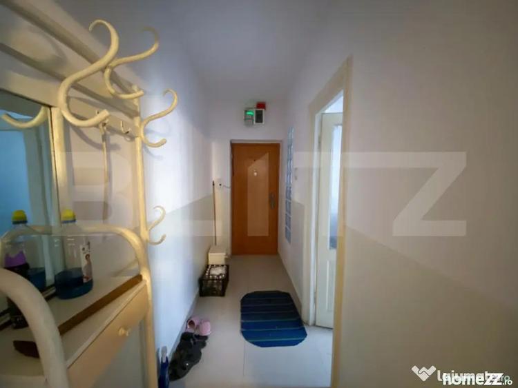 Apartament cu 3 camere semidecomandat, mobilat în Calea București