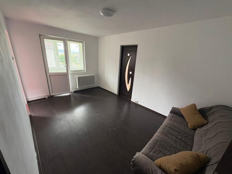 Apartament cu 2 camere semidecomandat, mobilat în Decebal