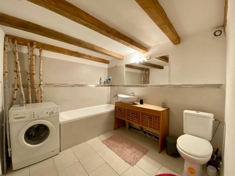 Apartament cu 2 camere semidecomandat, mobilat în Central