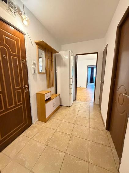 Apartament cu 3 camere semidecomandat în Podu Roș