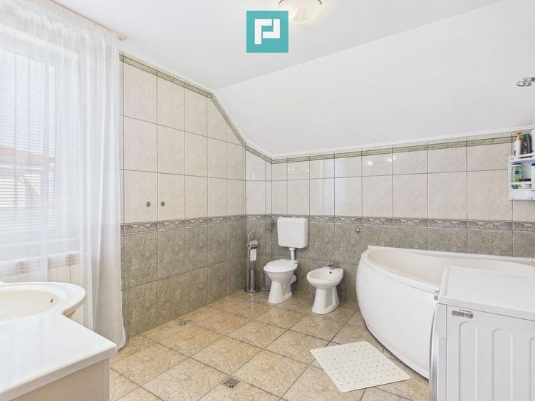 Casă individuală cu 12 camere cu Canalizare în Oncea