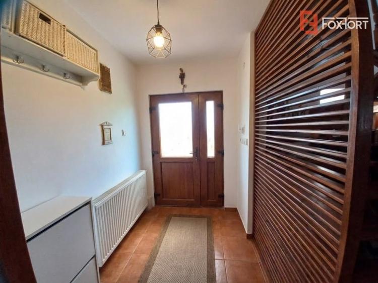 Casă individuală cu 8 camere cu Canalizare în Ghiroda