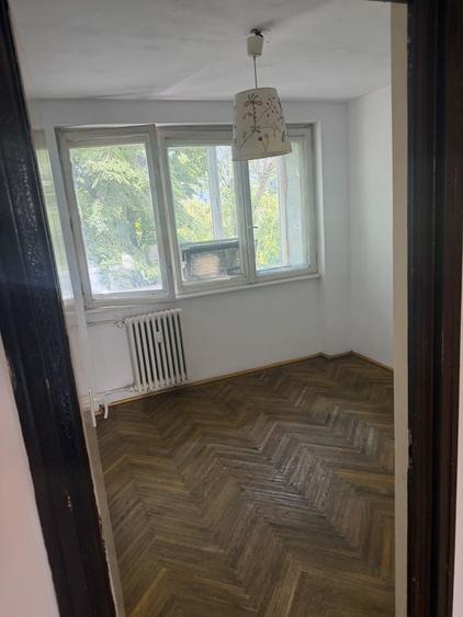Apartament cu 3 camere semidecomandat în Iancului