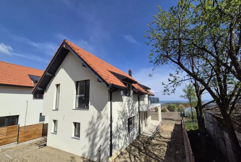 Casă individuală cu 5 camere cu Canalizare în Borhanci