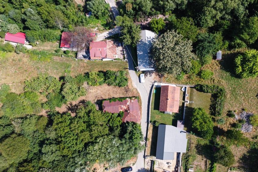 Casă individuală cu 4 camere cu Teren 4173 Mp în Văliug