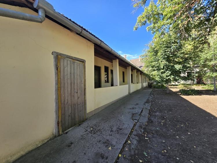 Casă individuală cu 6 camere cu Canalizare în Cenad