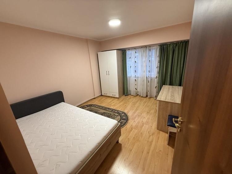 Apartament cu 3 camere decomandat în Exterior Vest