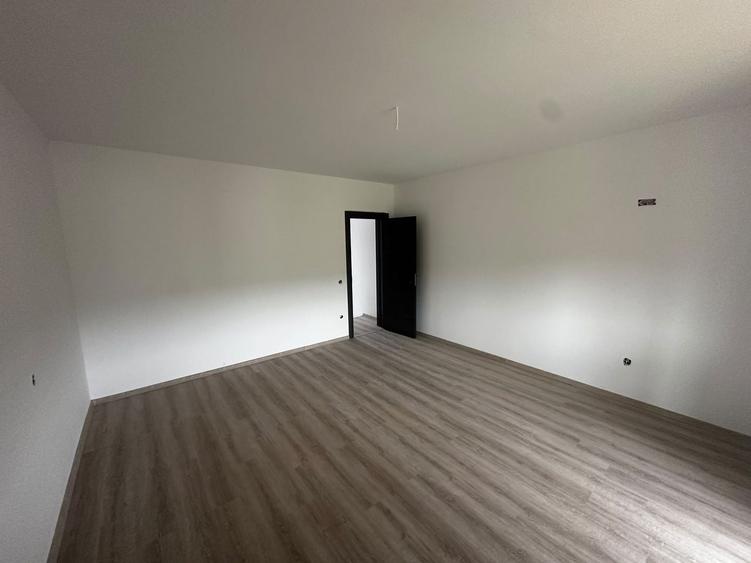 Duplex cu 5 camere cu Canalizare în Exterior Vest