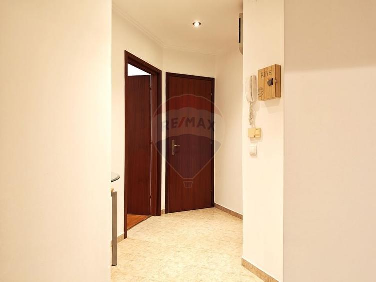 Apartament cu 3 camere semidecomandat, mobilat în Primăverii