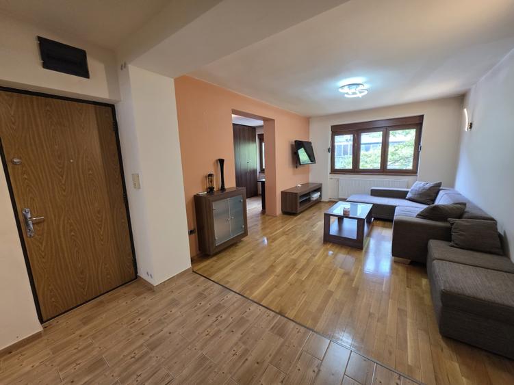 Apartament cu 4 camere decomandat în Medicină