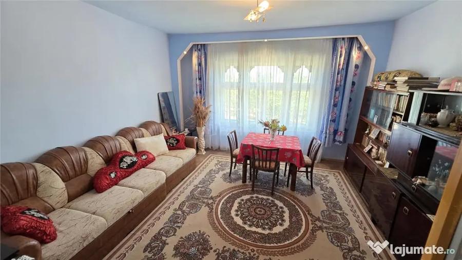 Casă cu 9 camere cu Teren 4400 Mp în Petrilova