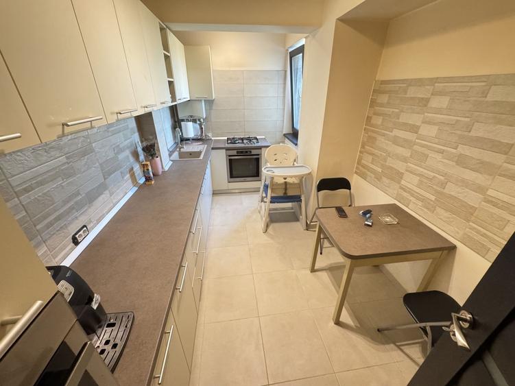 Apartament cu 3 camere decomandat, mobilat în Primo