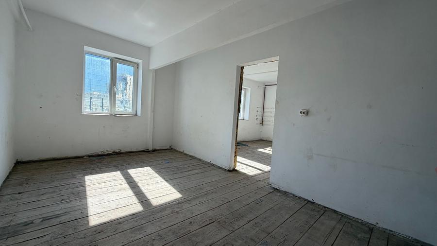 Apartament cu 6 camere decomandat în Calea Victoriei