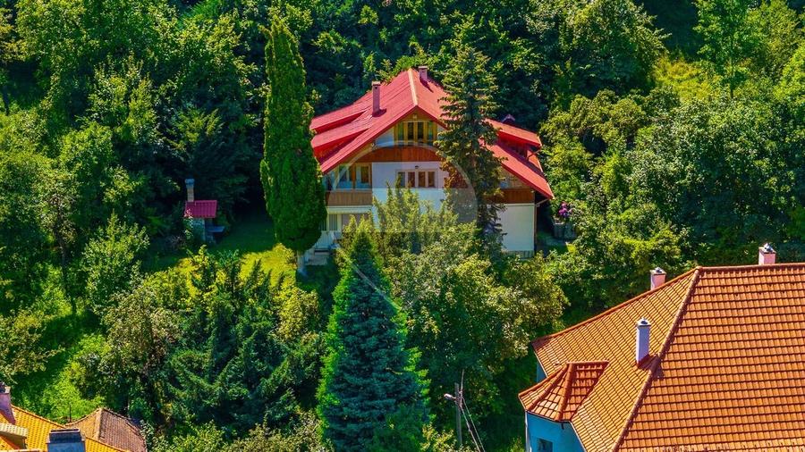 Casă individuală cu 24 camere cu Teren 3140 Mp în Schei